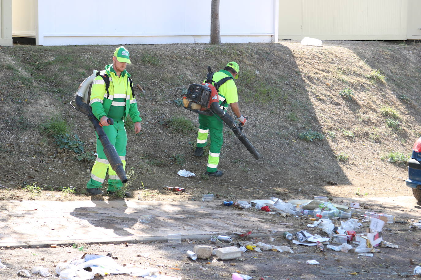 En el recinto ferial, los vestidos de gitana y los grupos de amigos pasándoselo bien han dado paso a los camiones, los operarios de limpieza y las grúas. Todos ellos trabajan a destajo para dejarlo todo como si la Feria de San Lucas no hubiese pasado por la capital.