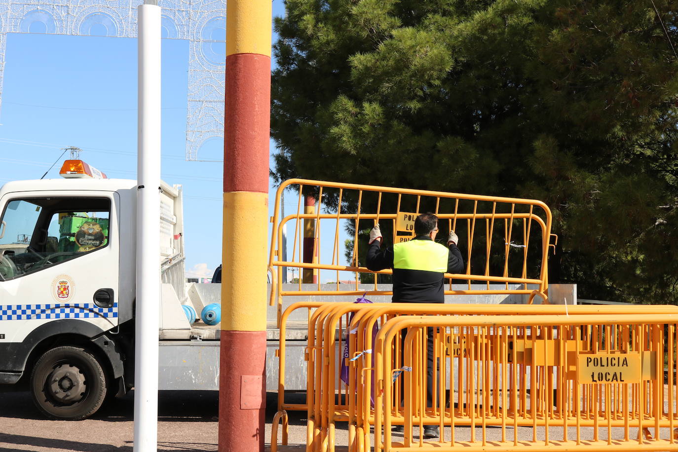 En el recinto ferial, los vestidos de gitana y los grupos de amigos pasándoselo bien han dado paso a los camiones, los operarios de limpieza y las grúas. Todos ellos trabajan a destajo para dejarlo todo como si la Feria de San Lucas no hubiese pasado por la capital.
