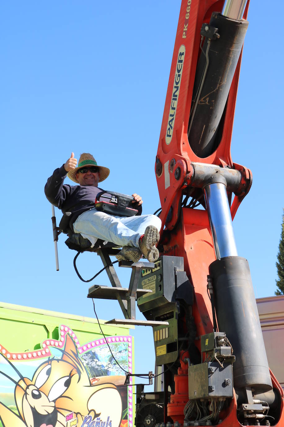En el recinto ferial, los vestidos de gitana y los grupos de amigos pasándoselo bien han dado paso a los camiones, los operarios de limpieza y las grúas. Todos ellos trabajan a destajo para dejarlo todo como si la Feria de San Lucas no hubiese pasado por la capital.