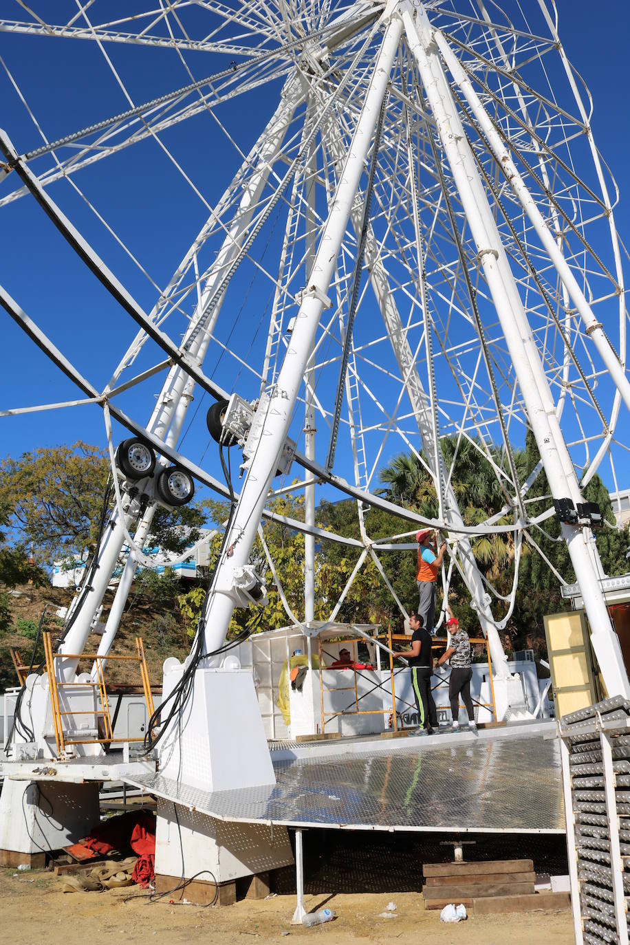 En el recinto ferial, los vestidos de gitana y los grupos de amigos pasándoselo bien han dado paso a los camiones, los operarios de limpieza y las grúas. Todos ellos trabajan a destajo para dejarlo todo como si la Feria de San Lucas no hubiese pasado por la capital.