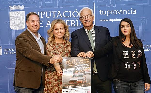 Las autoridades que protagonizaron la presentación muestran el cartel del evento