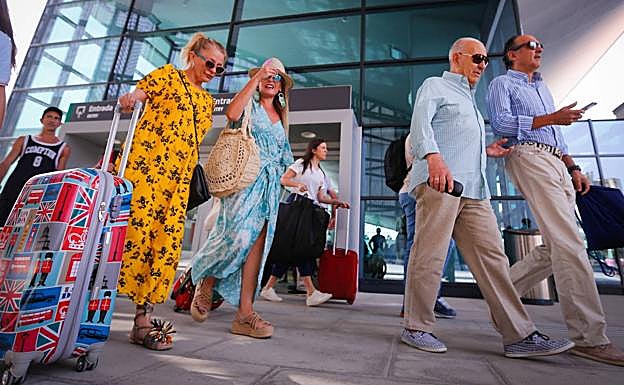 Turistas llegando a Granada. 