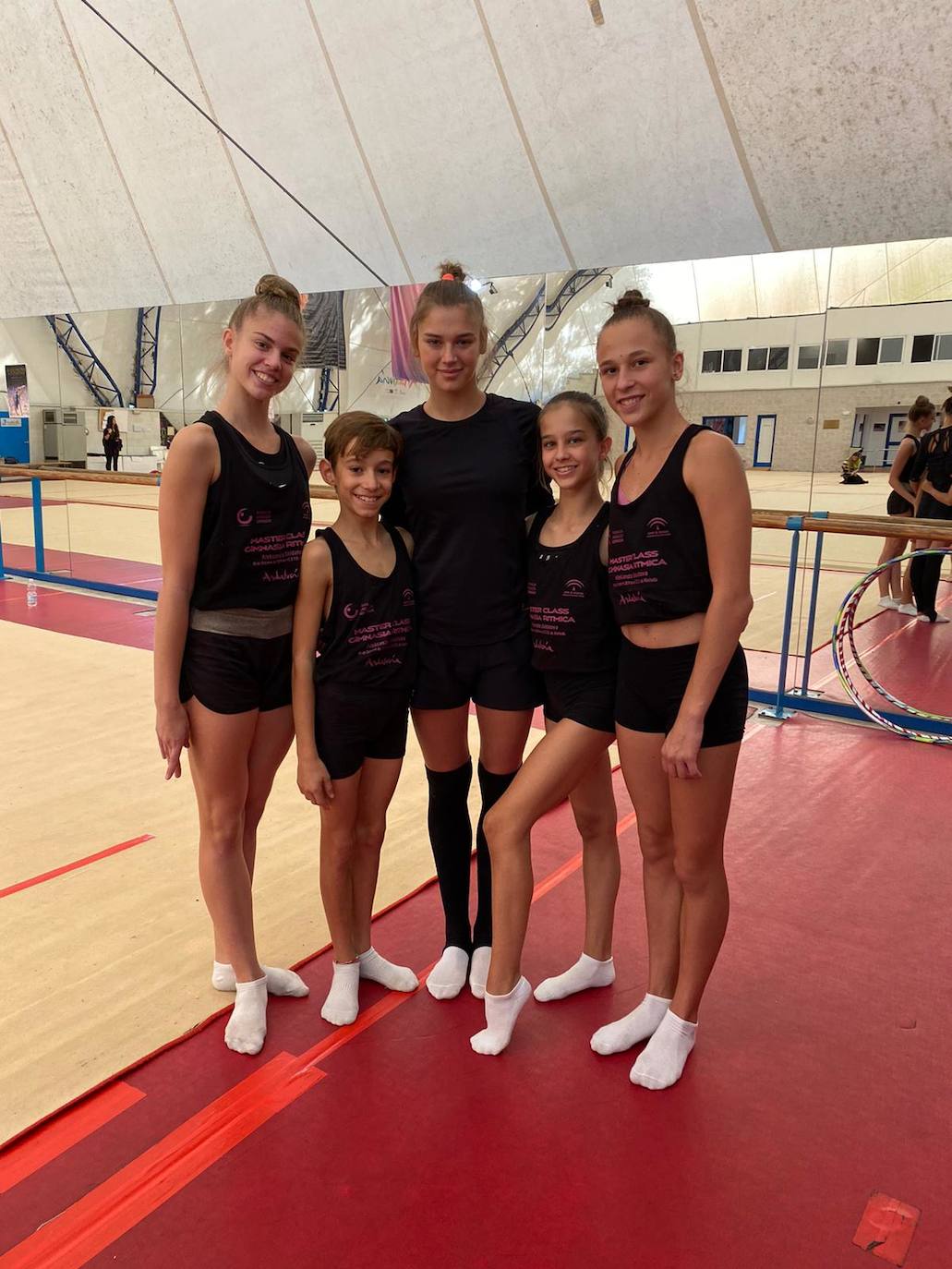 Algunos de los gimnastas, con la bicampeona mundial rusa