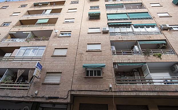 Okupas en Granada | Preocupación en el barrio de La Cruz por su presencia en un bloque de pisos