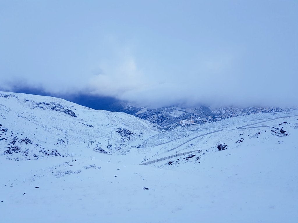 La gran nevada caída en las últimas horas ha dejado estampas en la estación propias de meses invernales