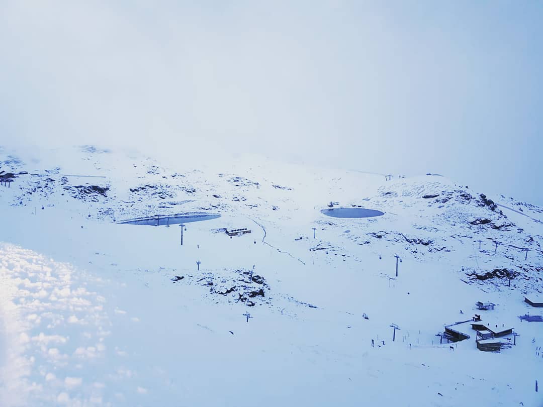La gran nevada caída en las últimas horas ha dejado estampas en la estación propias de meses invernales