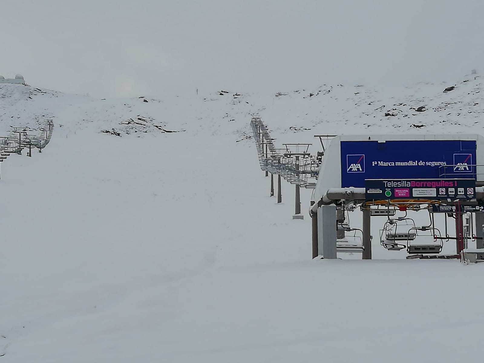 La gran nevada caída en las últimas horas ha dejado estampas en la estación propias de meses invernales