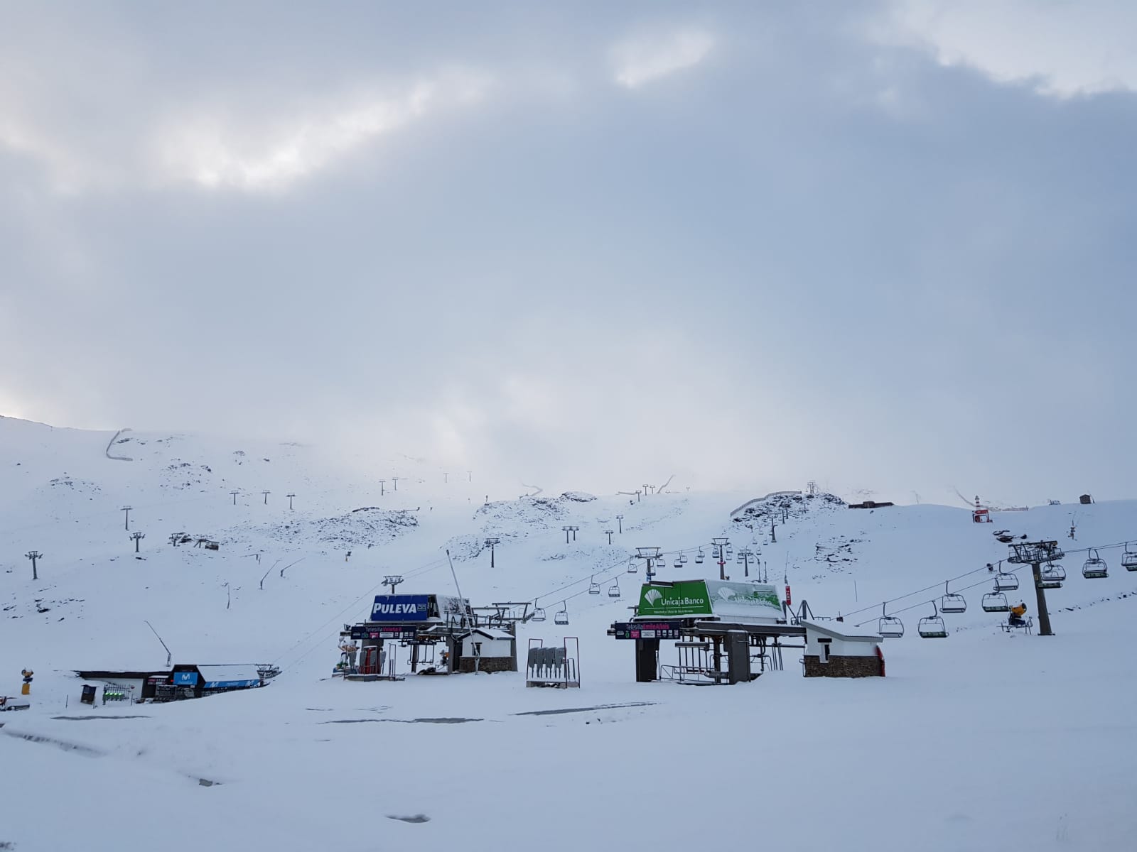 La gran nevada caída en las últimas horas ha dejado estampas en la estación propias de meses invernales