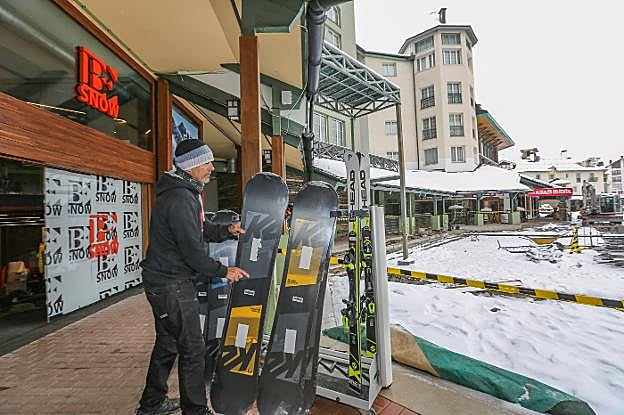 Preparativos en Pradollano de cara a la apertura que está fijada para el 23 de noviembre. :: ramón l. pérez