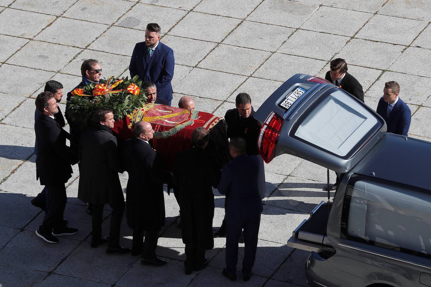 Familiares de Francisco Franco portan el féretro con los restos mortales del dictador tras su exhumación en la basílica del Valle de los Caídos