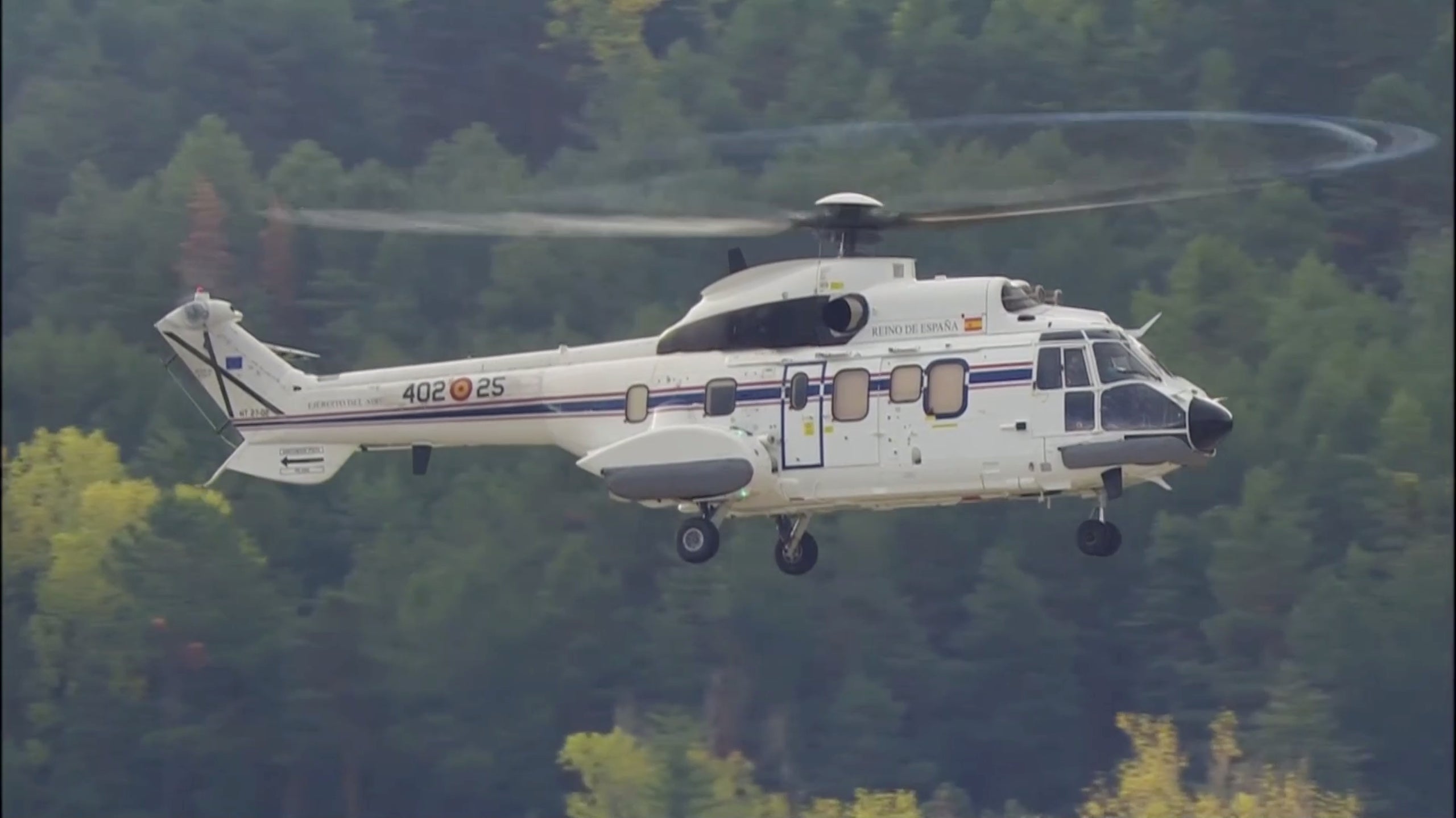 El helicóptero que trasladará los restos de Franco a Mingorrubio llega al Valle de los Caídos.