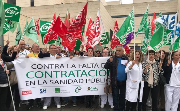 Trabajadores y sindicatos se concentraron ayer en el Hospital San Cecilio para reclamar un refuerzo de las plantillas 