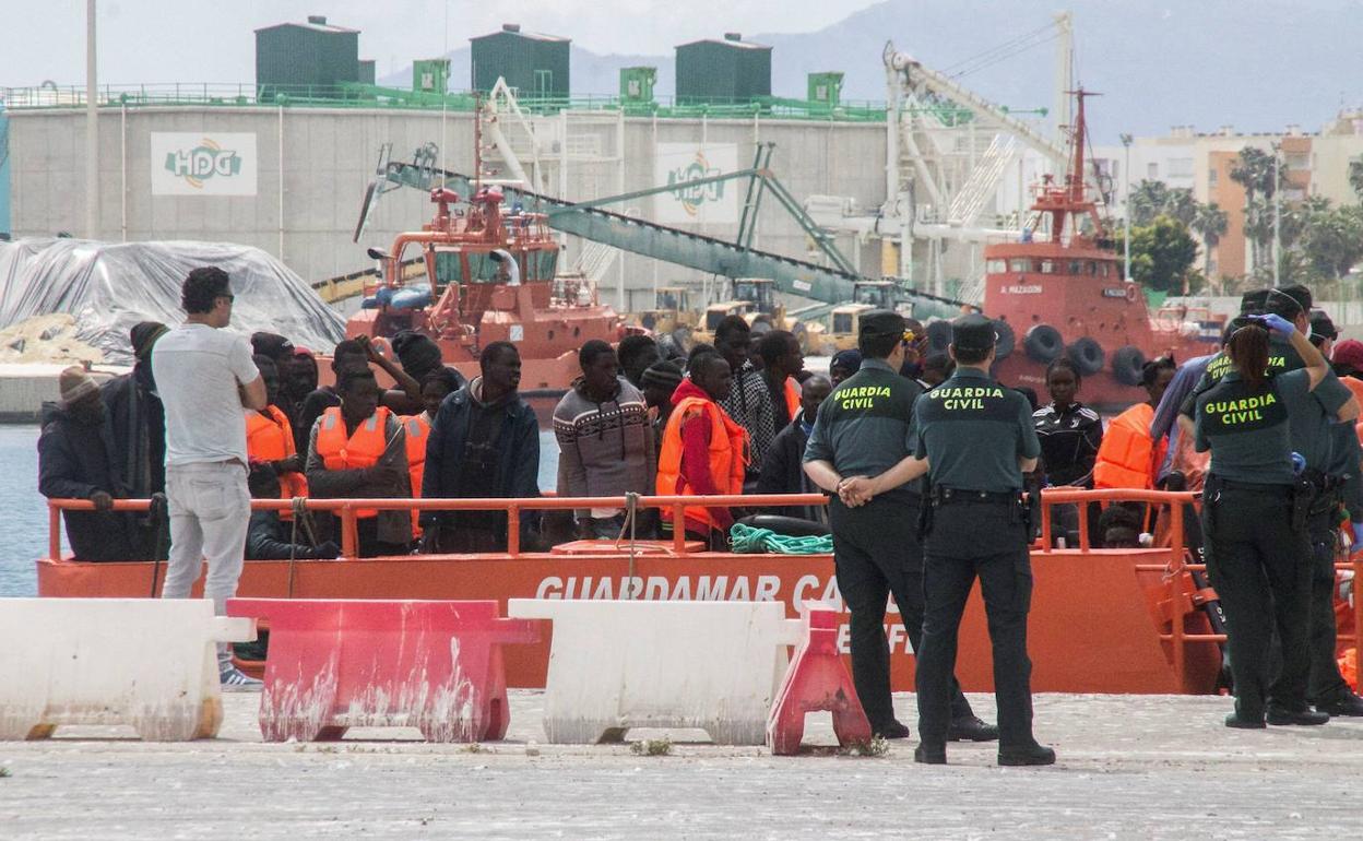 Rescate en el Mar de Alborán | Una patrullera francesa rescata a 63 inmigrantes