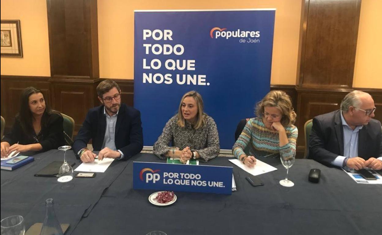 La consejera de Fomento, en el centro, en el foro del PP de Jaén. 