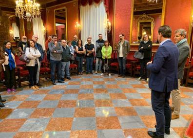 Imagen secundaria 1 - Famosos en Granada | Un integrante de &#039;Los Lobos&#039;, de visita en la ciudad
