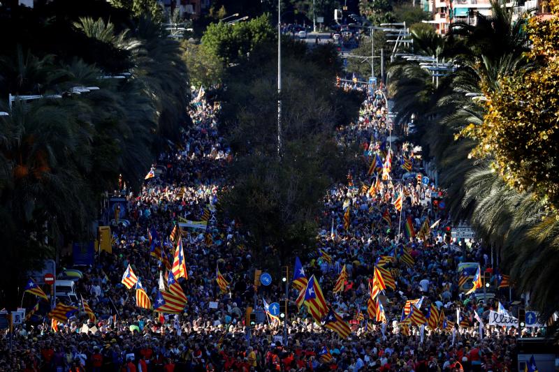 Miles de personas se concentran en Barcelona para protestar por la sentencia del 'procés'.