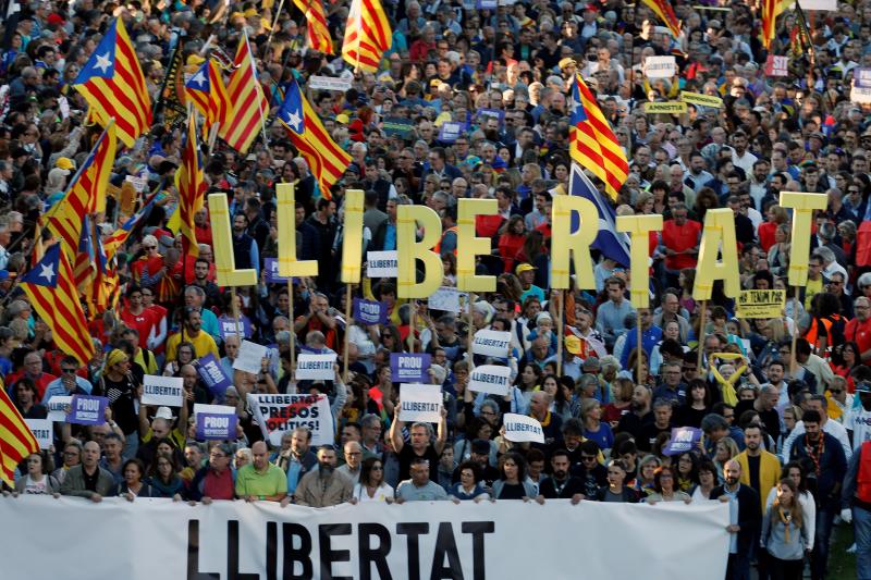 Miles de personas se concentran en Barcelona para protestar por la sentencia del 'procés'.