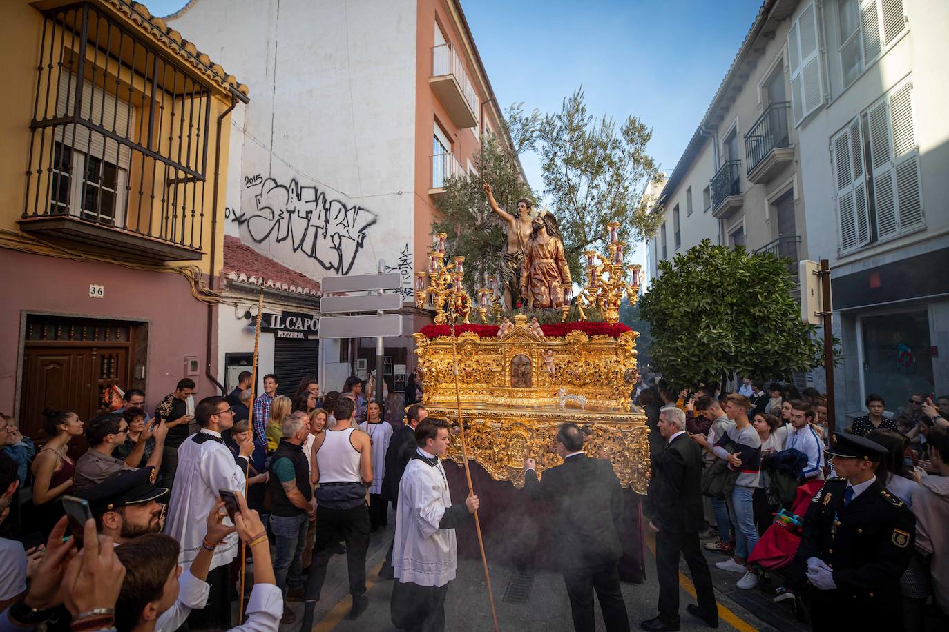 El paso del Huerto, por las calles de Granada