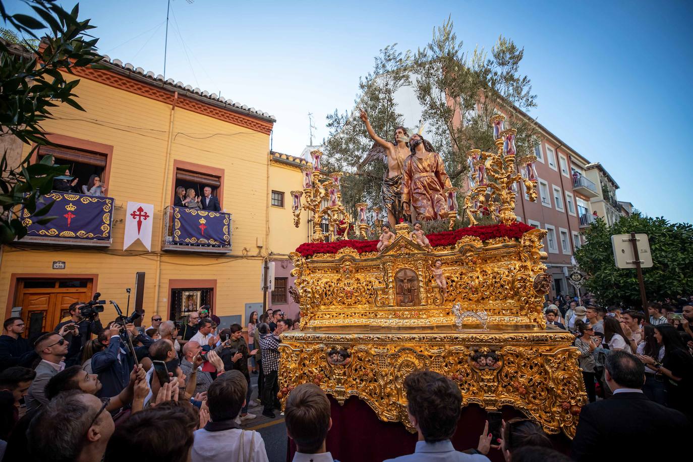 El paso del Huerto, por las calles de Granada