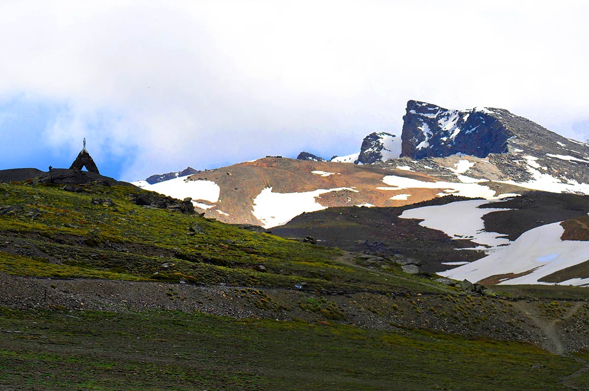 La ermita de la Virgen de las Nieves y el cortado del Veleta.