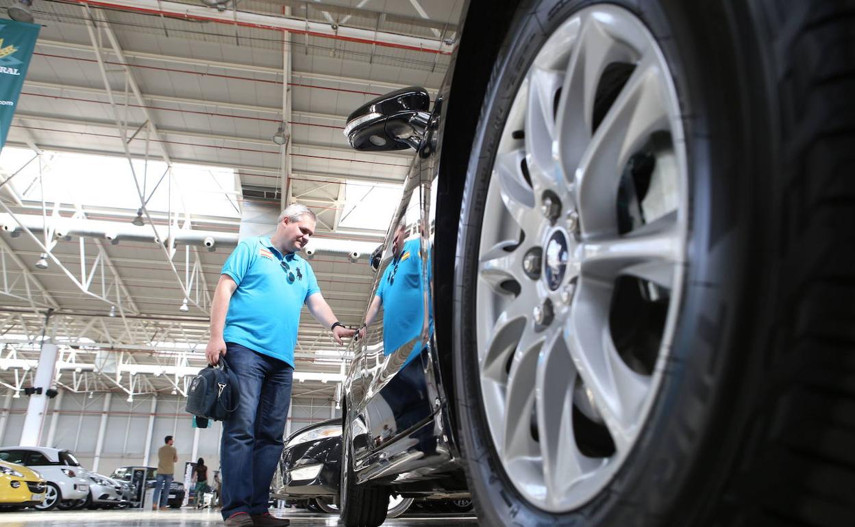 Visitantes en el Salón del Vehículo de Ocasión de Jaén en una imagen de archivo. 