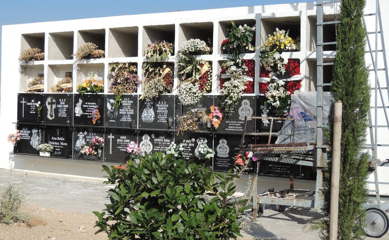Parte de los únicos nichos que quedan vacíos en el cementerio de jaén. 