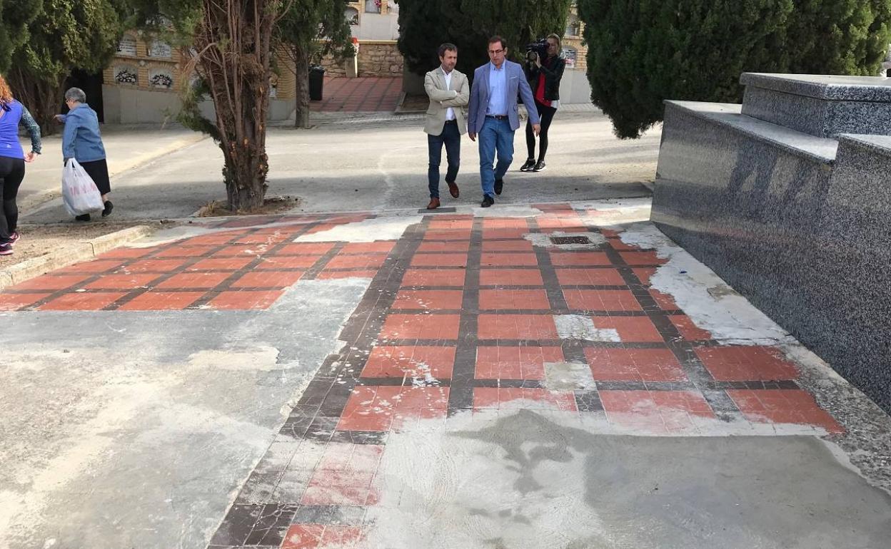 El alcalde de Jaén y el concejal de Mantenimiento Urbano, en el cementerio de San Fernando. 