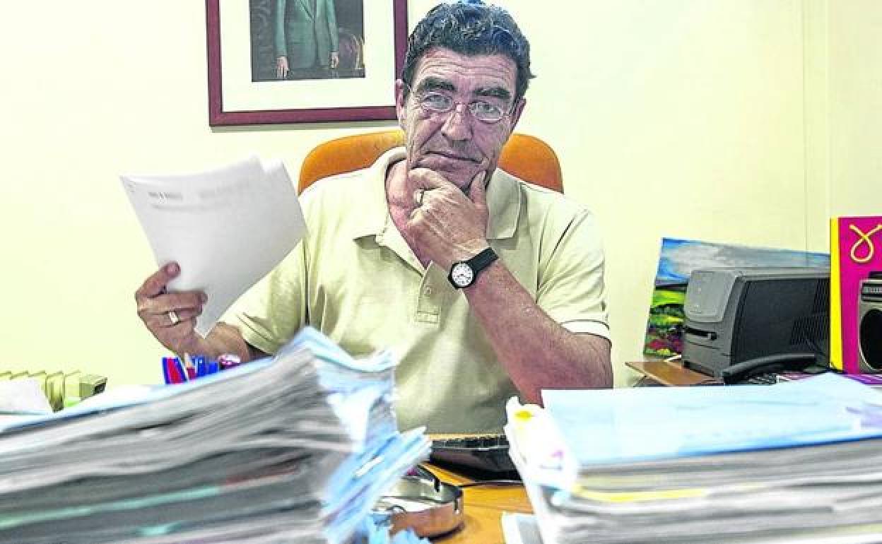 Juez Calatayud: «Les compramos móviles con ocho años y a los 30 siguen siendo niños: algo falla»
