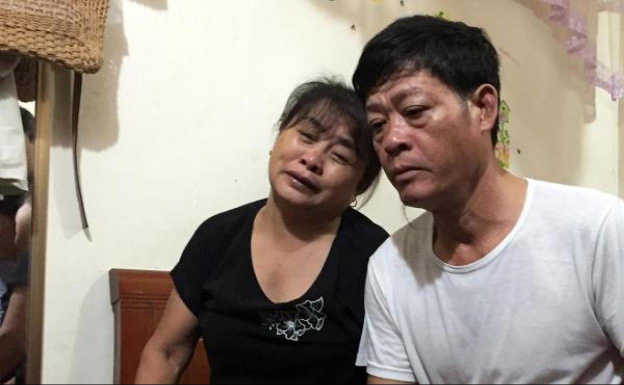 La madre y el padre de Pham Thi Tra My, una joven vietnamita que se cree que estaba entre las 39 personas halladas muertas en un camión en Essex,. 