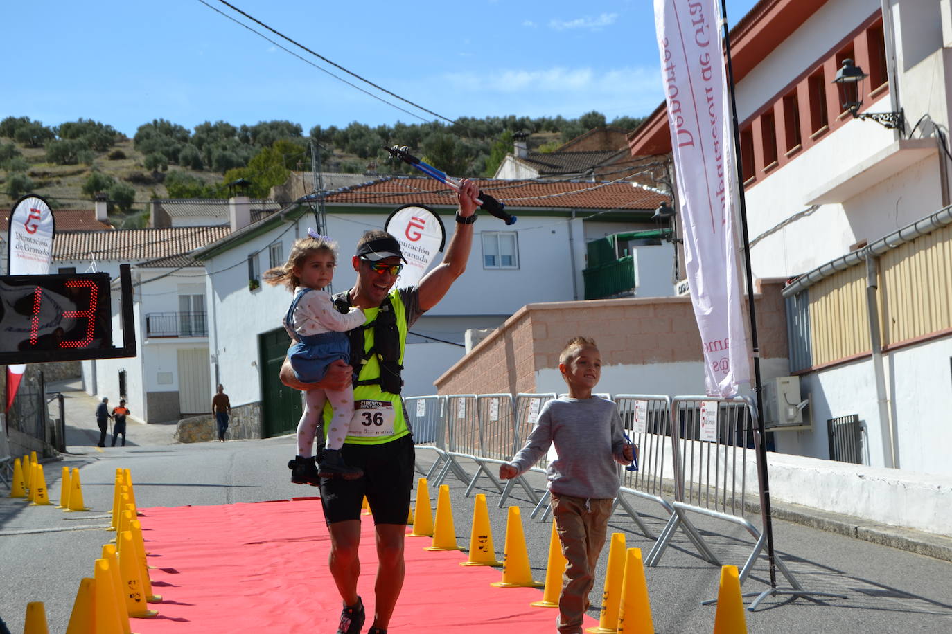 Cerca de 150 deportistas, entre participantes del trail, minitrail y senderistas, celebran en esta prueba que tuvo lugar en una agradable mañana de domingo 