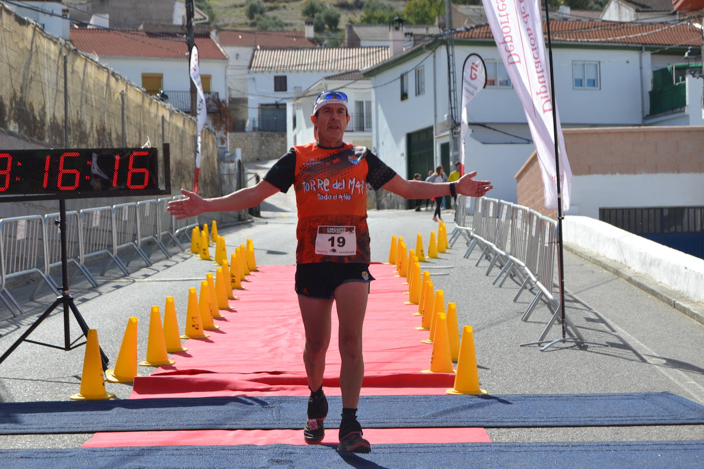 Cerca de 150 deportistas, entre participantes del trail, minitrail y senderistas, celebran en esta prueba que tuvo lugar en una agradable mañana de domingo 