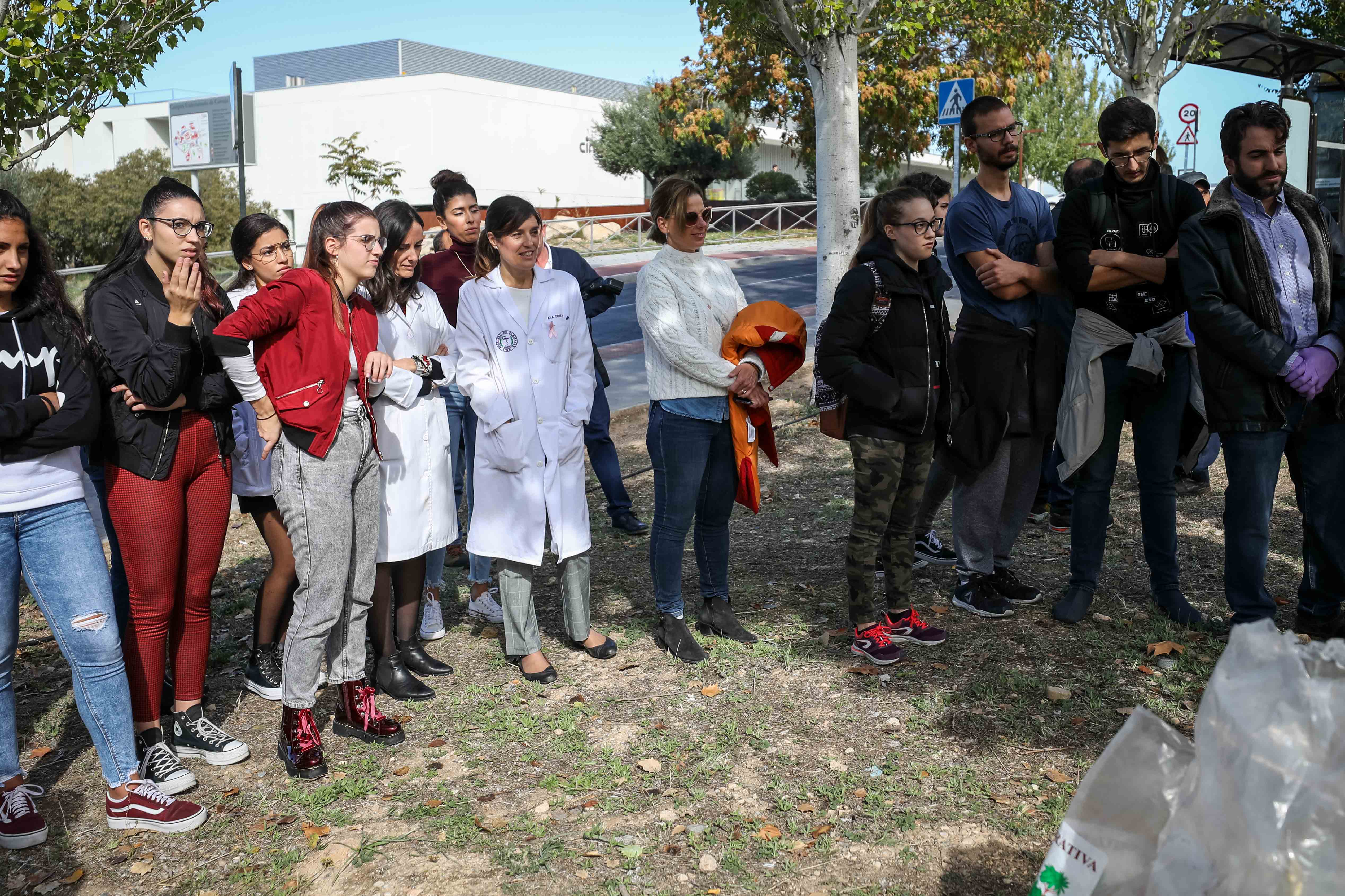 Estudiantes, profesores y resto de profesionales ponen en marcha una campaña de concienciación con el medio ambiente.