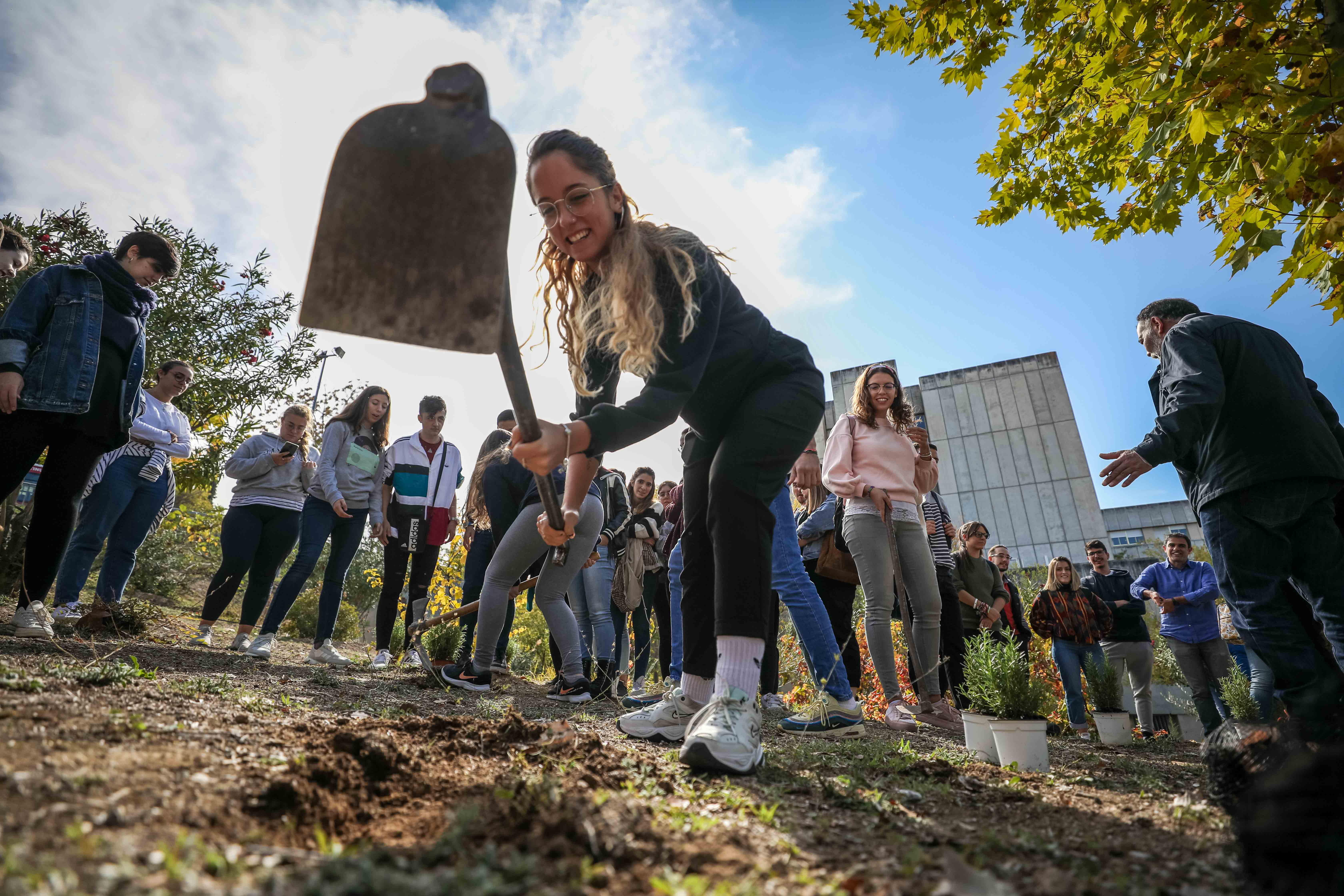 Estudiantes, profesores y resto de profesionales ponen en marcha una campaña de concienciación con el medio ambiente.