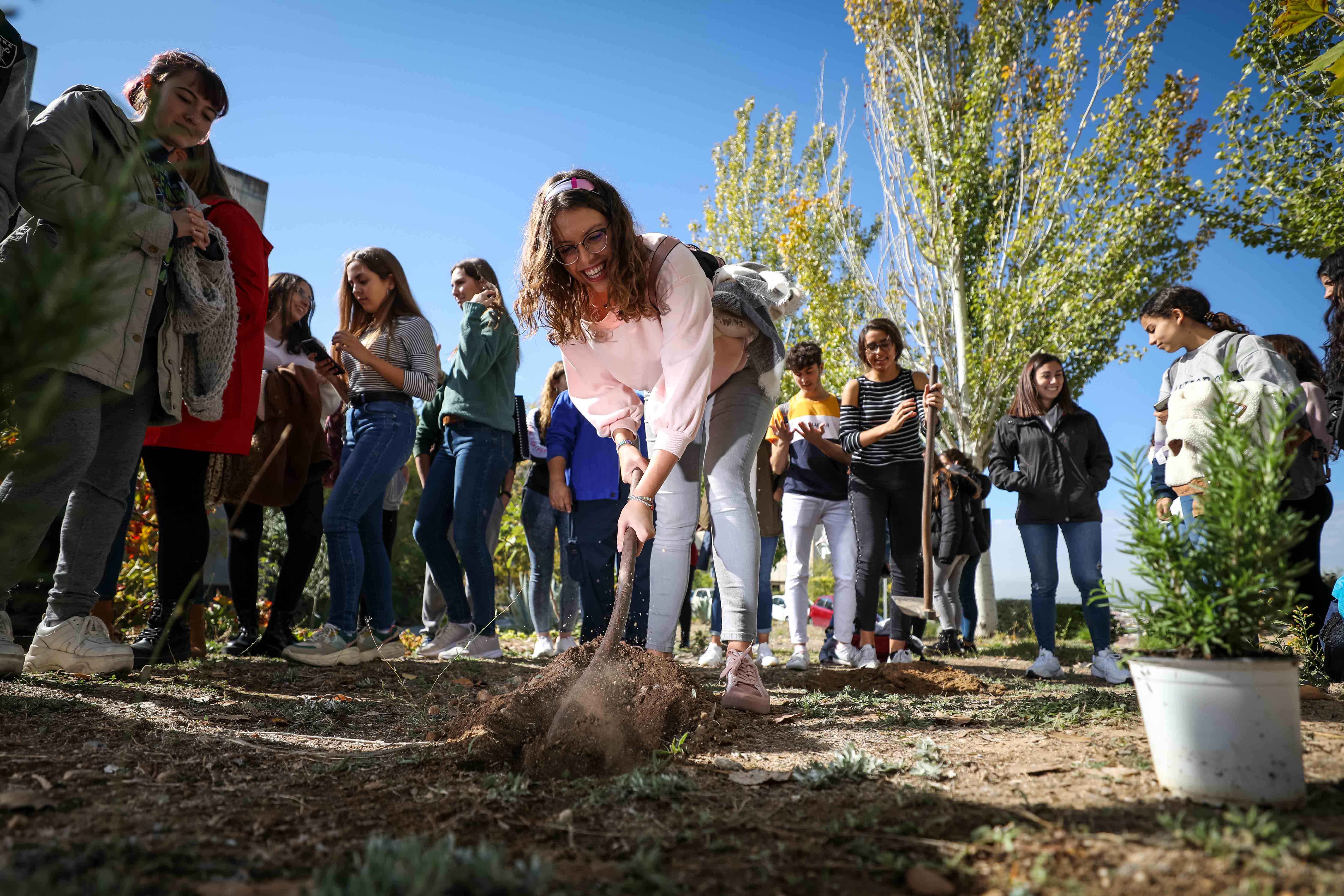 Estudiantes, profesores y resto de profesionales ponen en marcha una campaña de concienciación con el medio ambiente.