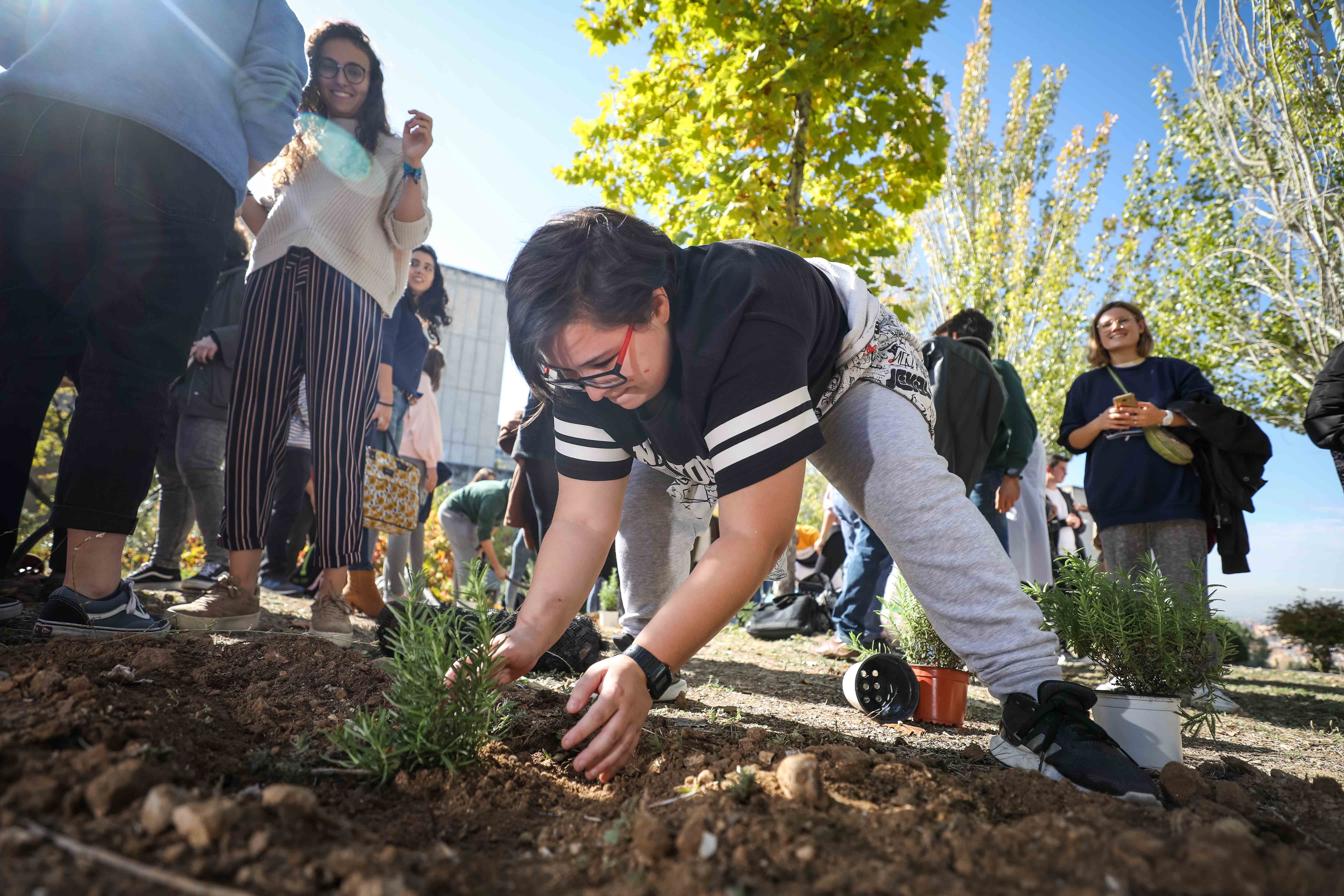 Estudiantes, profesores y resto de profesionales ponen en marcha una campaña de concienciación con el medio ambiente.