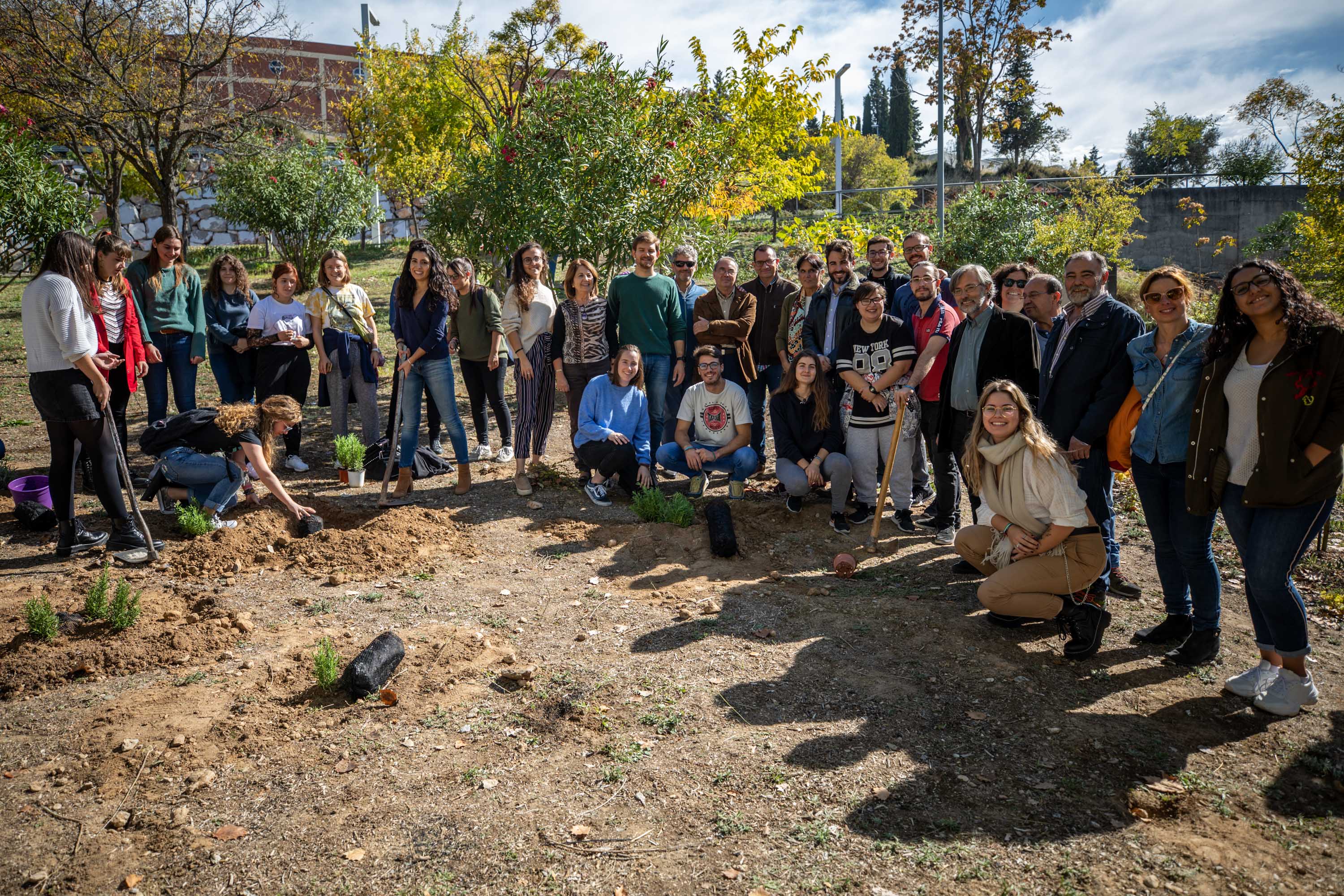 Estudiantes, profesores y resto de profesionales ponen en marcha una campaña de concienciación con el medio ambiente.