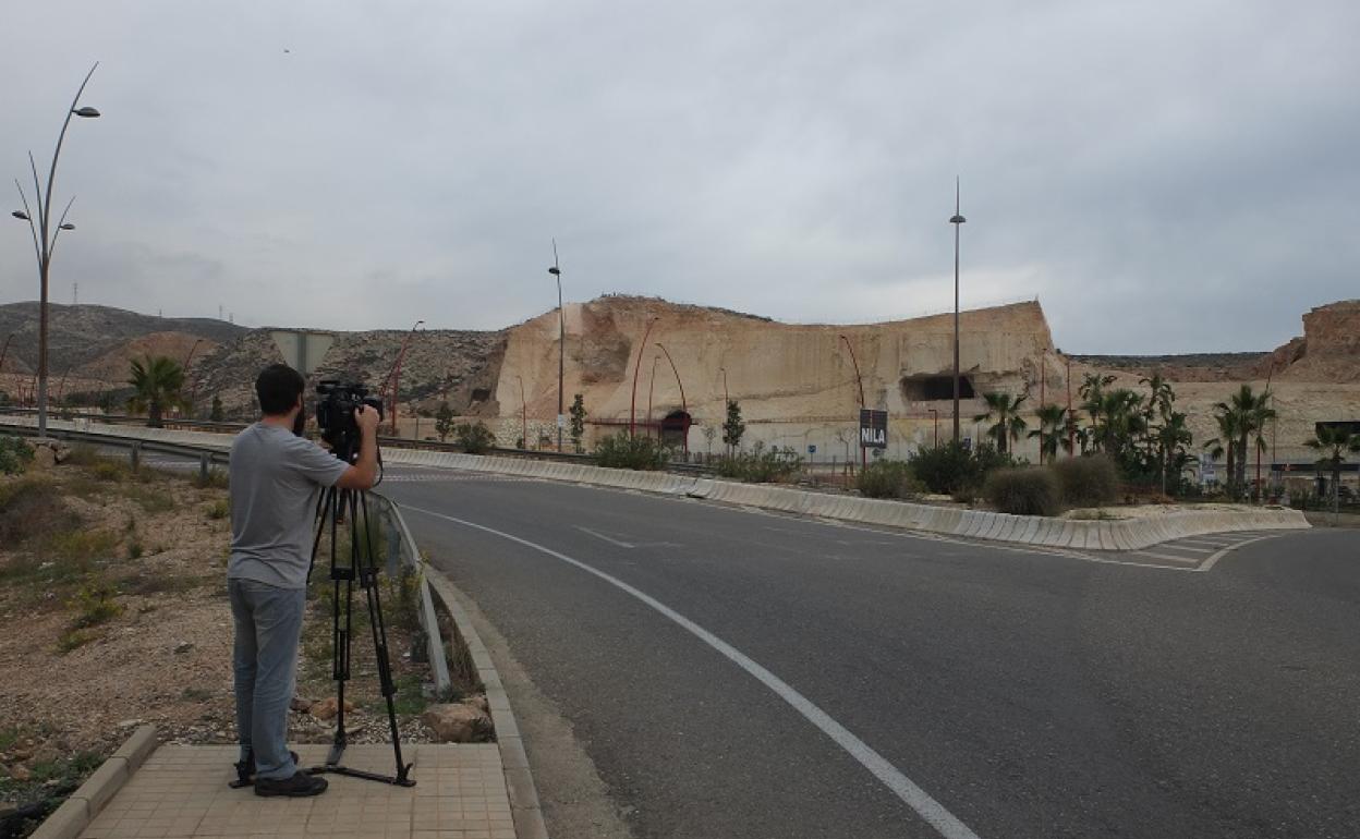 Un cámara de televisión graba el lugar donde se instalaría Ikea.