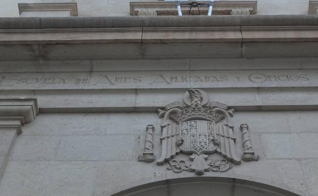 Fachada de la Escuela de Artes Aplicadas y Oficios Artísticos de Almería, con el escudo preconstitucional en el dintel de la puerta principal.