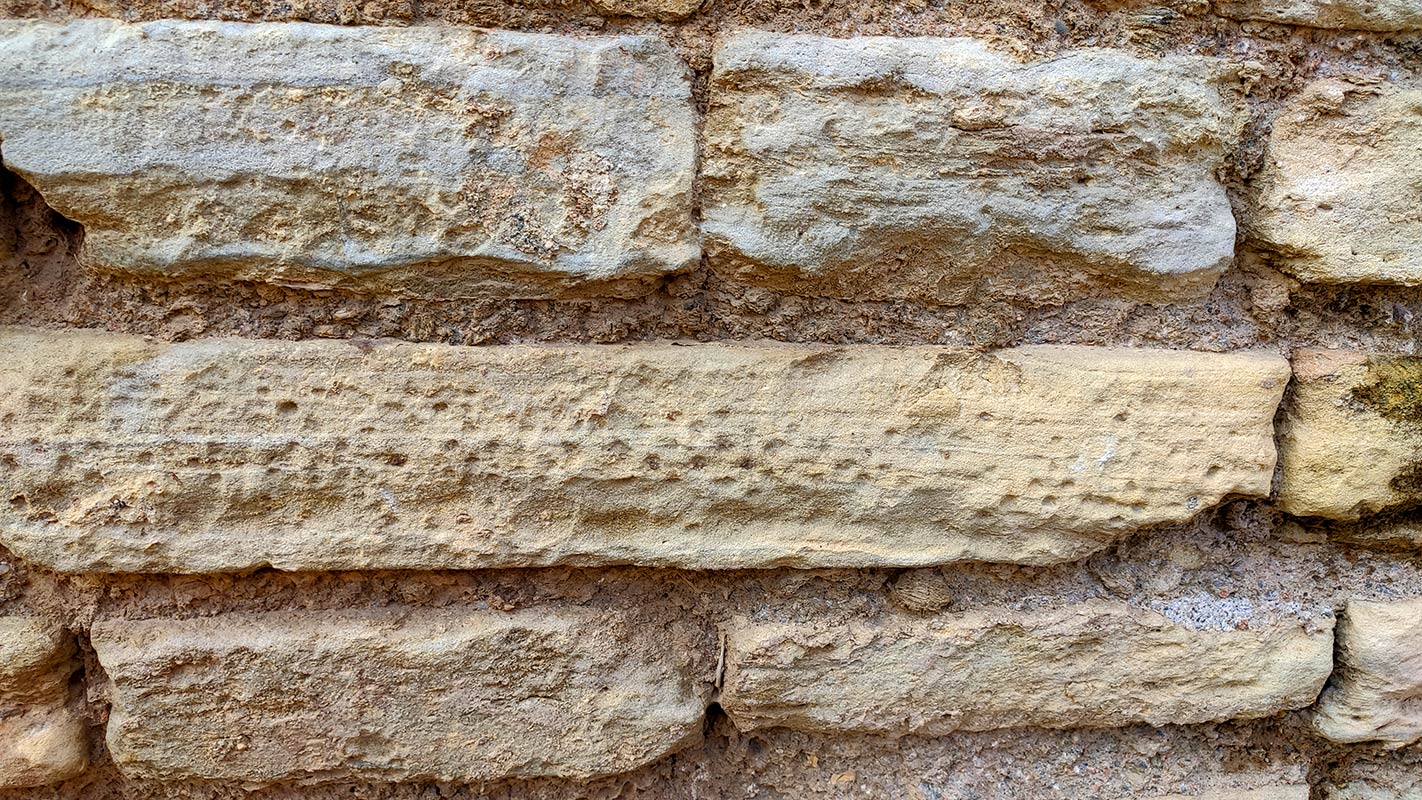 Bordillos funerarios con inscripciones árabes en el muro del jardín de los Adarves de la Alhambra 