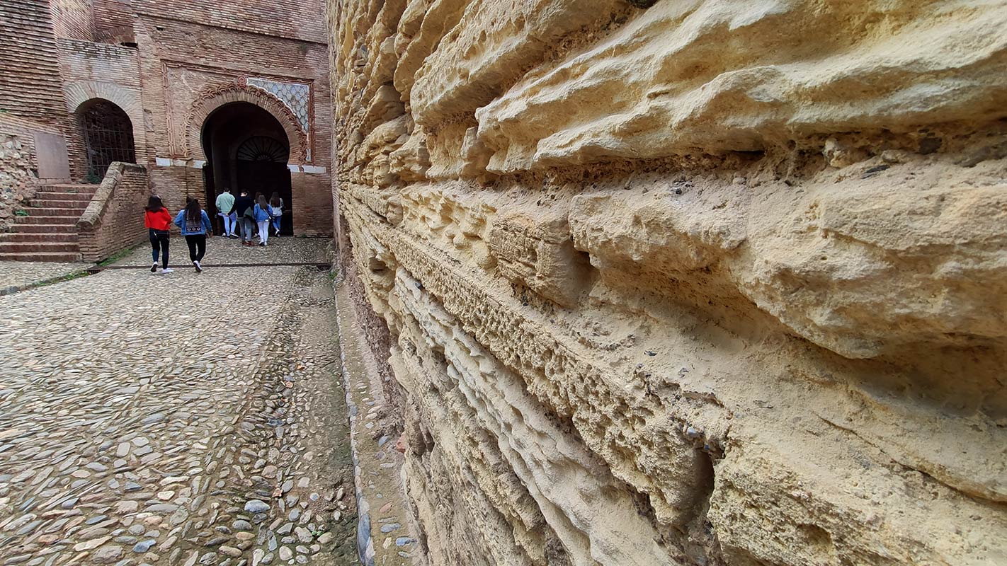 Bordillos funerarios, macabrillas, en la Puerta de la Justicia de la Alhambra 