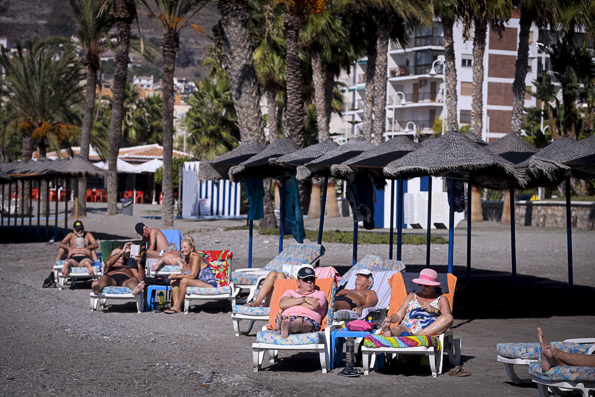 Decenas de turistas ya se encuentran en las playas del litoral granadino, que registrará una temperatura primaveral este fin de semana 