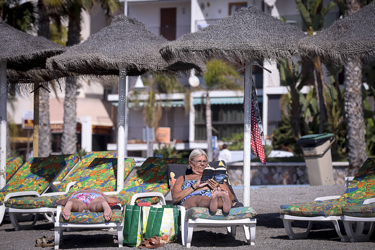 Decenas de turistas ya se encuentran en las playas del litoral granadino, que registrará una temperatura primaveral este fin de semana 