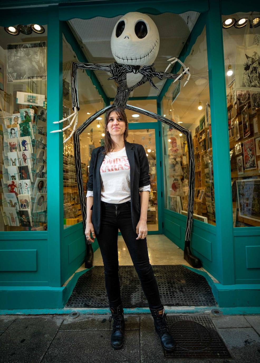 Jack Skeleton luce imponente en 'La Madriguera' de la calle Cruz, ubicada en el corazón del barrio de La Magdalena 