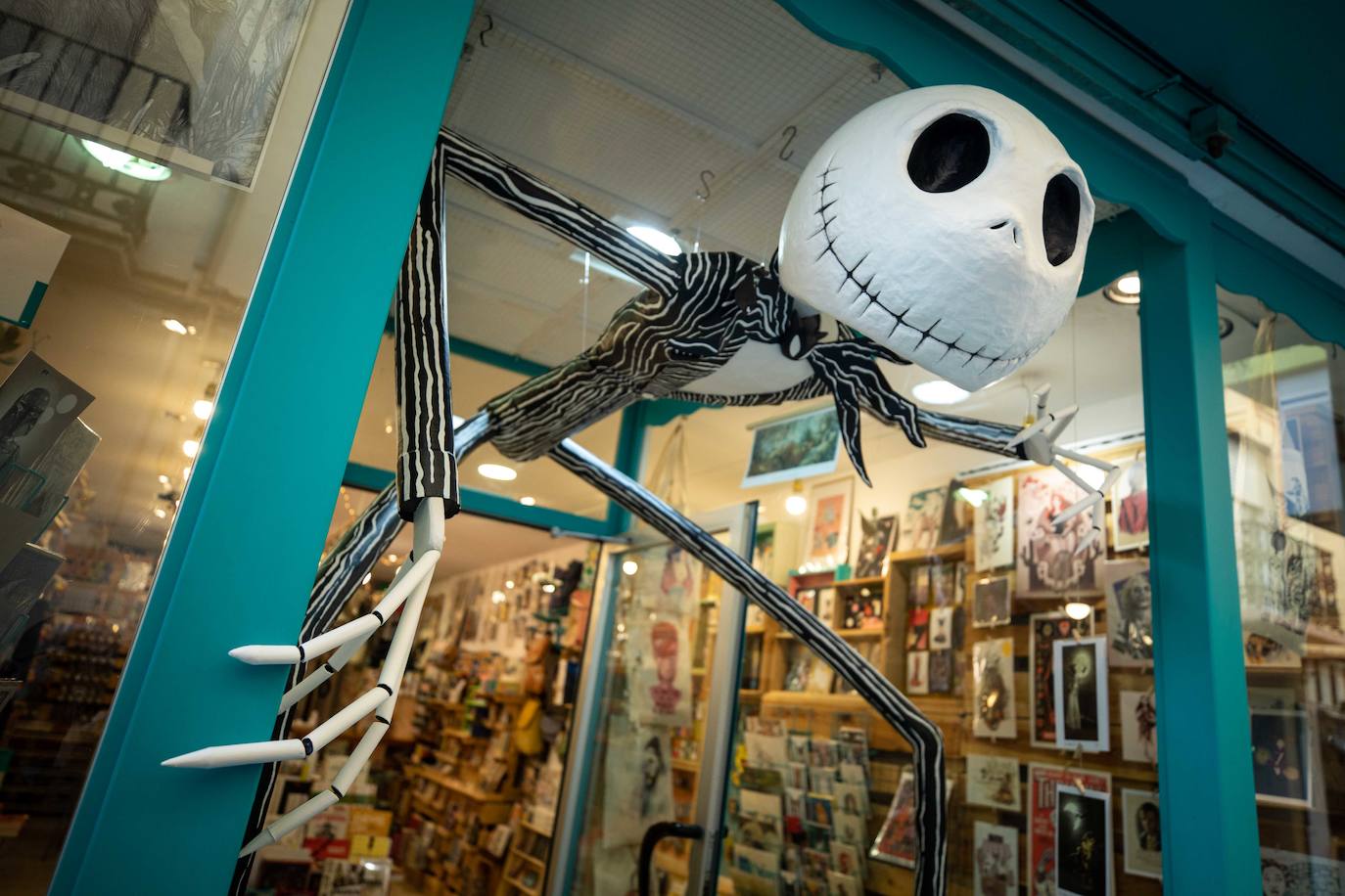 Jack Skeleton luce imponente en 'La Madriguera' de la calle Cruz, ubicada en el corazón del barrio de La Magdalena 