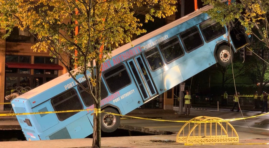 La tierra cedió por el peso del vehículo, de la compañía de transportes Port Authority PGH, justo cuando se encontraba parado en un semáforo