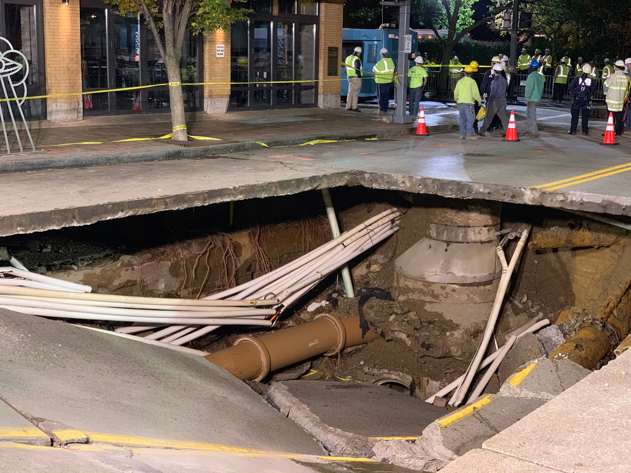 La tierra cedió por el peso del vehículo, de la compañía de transportes Port Authority PGH, justo cuando se encontraba parado en un semáforo