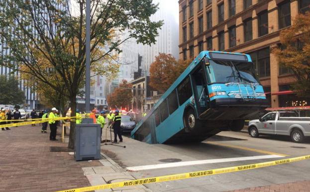 La tierra cedió por el peso del vehículo, de la compañía de transportes Port Authority PGH, justo cuando se encontraba parado en un semáforo