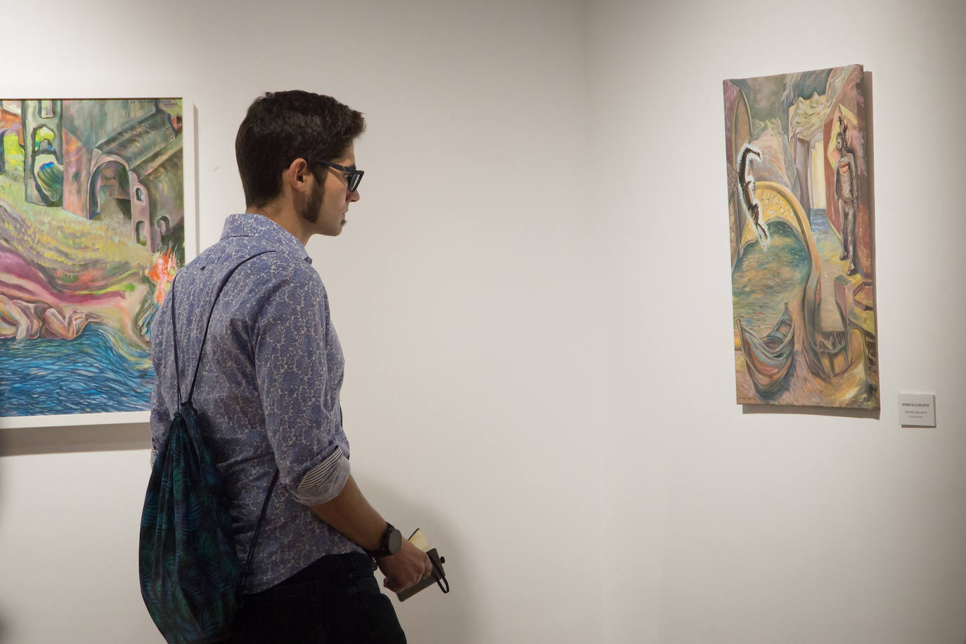 La muestra, denominada 'Poetas desafectos, excéntricos romeros', se compone de 60 piezas entre pinturas, esculturas y dibujos y se puede visitar en Armilla 