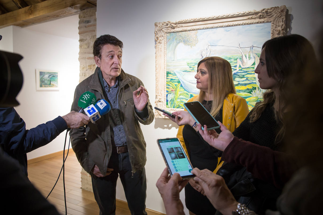 La muestra, denominada 'Poetas desafectos, excéntricos romeros', se compone de 60 piezas entre pinturas, esculturas y dibujos y se puede visitar en Armilla 