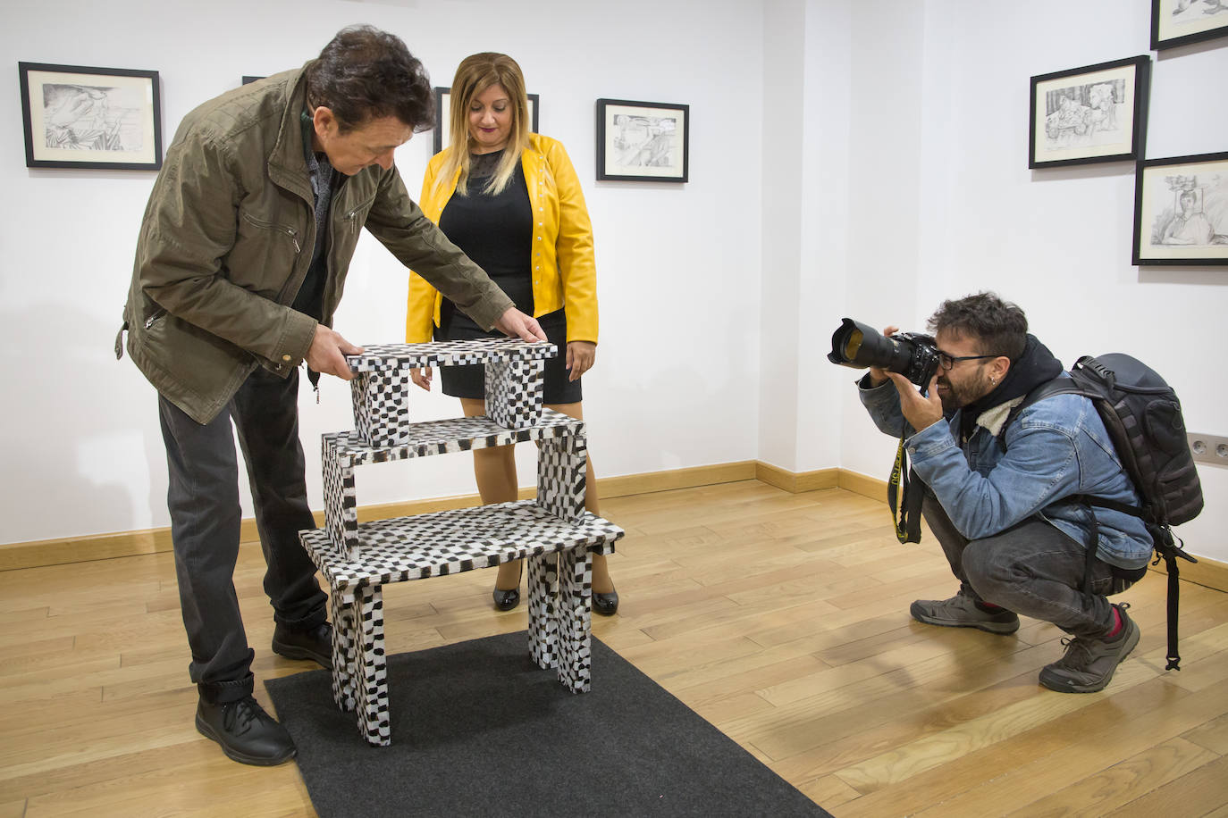 La muestra, denominada 'Poetas desafectos, excéntricos romeros', se compone de 60 piezas entre pinturas, esculturas y dibujos y se puede visitar en Armilla 